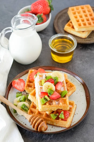 Mesa Pequeno Almoço Saudável Com Waffles Belgas Frutas Exóticas Café — Fotografia de Stock