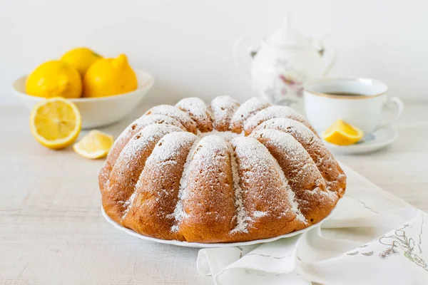Hausgemachter Vanillekuchen Mit Zitrone Nahaufnahme Auf Dem Tisch — Stockfoto
