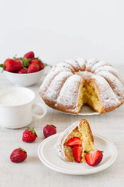 Hausgemachter Vanillekuchen Mit Erdbeeren Aus Nächster Nähe Auf Dem Tisch — Stockfoto