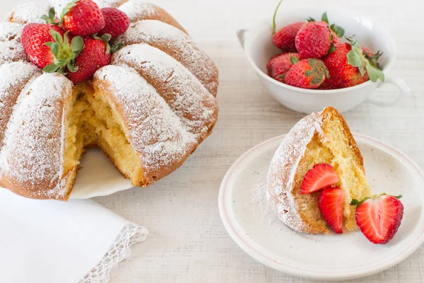 Hausgemachter Vanillekuchen Mit Erdbeeren Aus Nächster Nähe Auf Dem Tisch — Stockfoto