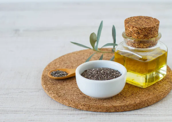 Olio Chia Con Semi Sfondo Bianco Tavolo Legno — Foto Stock