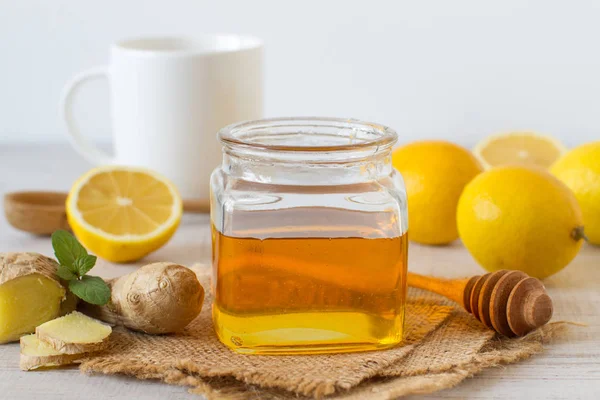 Frischer Honig Zitrone Und Ingwer Auf Holzgrund Und Eine Tasse — Stockfoto