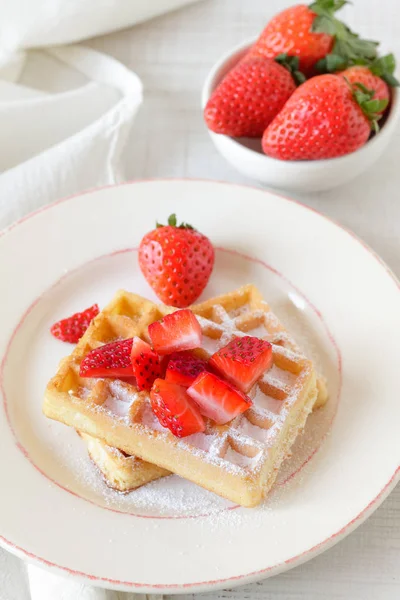 Mesa Café Manhã Saudável Com Waffles Belgas Morangos Uma Mesa — Fotografia de Stock