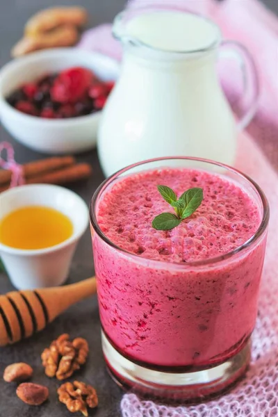 浆果果香与纯牛奶和蜂蜜 夏天甜点的福祉和健康的生活方式 — 图库照片