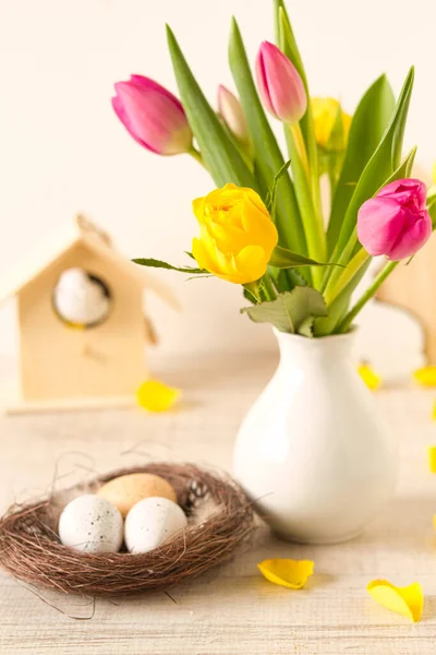 Beautiful Easter Table Decoration Eggs Rabbits Flowers Pastel Colors — Stock Photo, Image