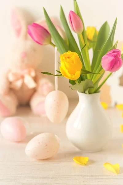 Beautiful Easter Table Decoration Eggs Rabbits Flowers Pastel Colors — Stock Photo, Image