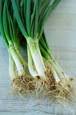 Köy tahtasında bir sürü yeşil taze soğan.