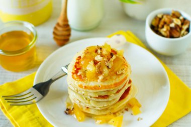 Ev yapımı kırsal krep ve fırında elma ve ceviz.