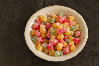 Renkli Türk tatlıları yığını, koyu renkli küçük parçalar halinde zevkten dört köşe