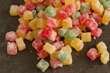 Renkli Türk tatlıları yığını, koyu renkli küçük parçalar halinde zevkten dört köşe