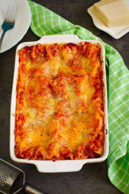 Sıcak lezzetli sebze ve peynirli lazanya, seramik güveç tabağında.