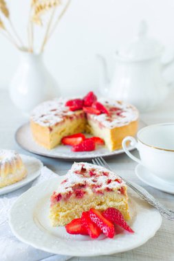 Taze çilekten yapılmış ev yapımı köy pastası.