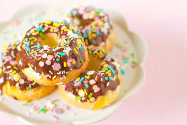 Çikolata sosu ve renkli şekerlerle kaplı ev yapımı mini kek.