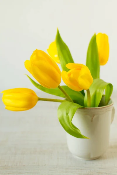 Žluté Tulipány Starožitném Keramickém Hrnku Rustikálním Stole — Stock fotografie