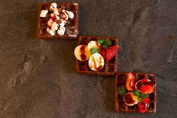 Gofres Chocolate Con Plátanos Fresas Malvavisco Una Mesa Cocina —  Fotos de Stock