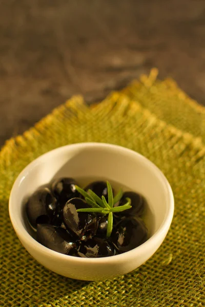 Kleine Schwarze Oliven Einer Keramikschüssel Auf Rustikalem Tisch — Stockfoto