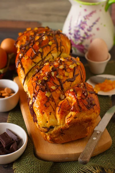 Pane Caldo Cioccolato Arance Pane Intrecciato Una Tavola Legno Ambiente — Foto Stock