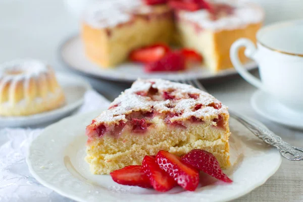 Hausgemachte Rustikale Torte Mit Frischen Erdbeeren — Stockfoto