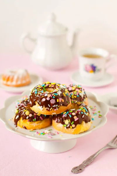 Zelfgemaakte Mini Bundt Cake Bedekt Met Chocolade Saus Kleurrijke Hagelslag — Stockfoto