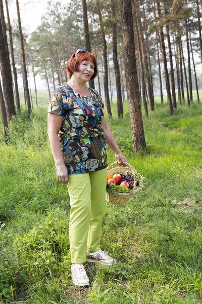 Happy elderly woman in a summer park. — Stock Photo, Image