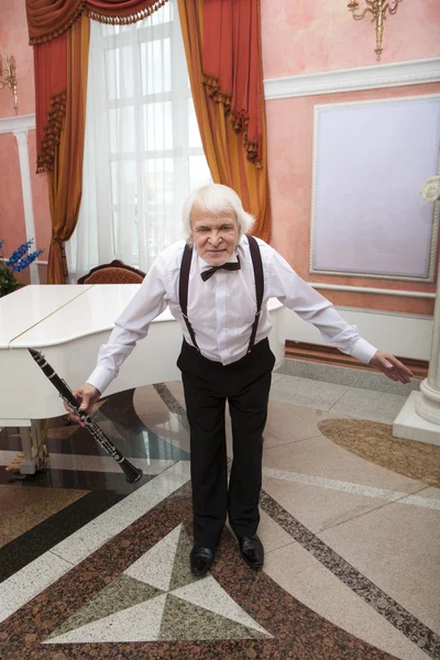 Aging musician plays the clarinet — Stock Photo, Image