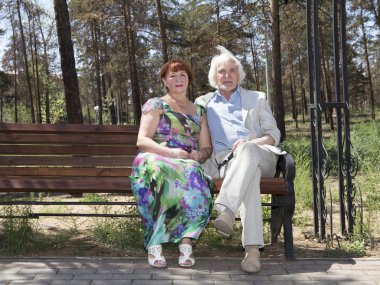 Yaşlı karı koca bir yürüyüşe