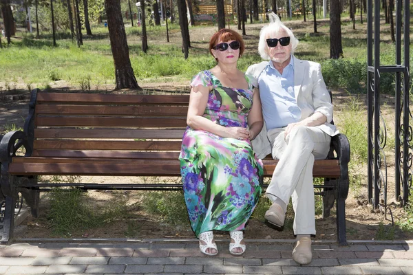 Idosos marido e mulher para uma caminhada — Fotografia de Stock