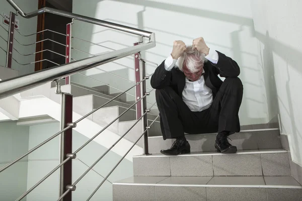 Hombre con esmoquin en una escalera de metal — Foto de Stock