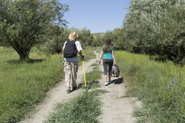 Rear view of a romantic couple of tourists walking in love — Stock Photo, Image