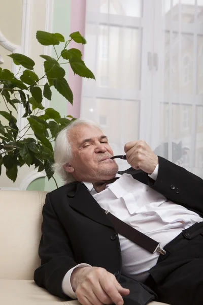 Biznesmen w smokingu w foyer teatru — Zdjęcie stockowe