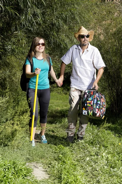 Romantic couple of tourists walking in love in the mountains — Stock Photo, Image