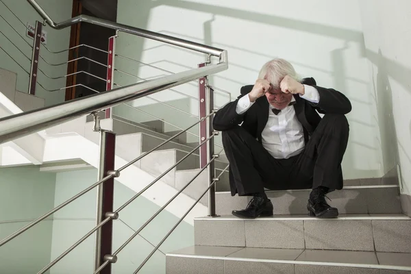 Mann im Smoking auf einer Metallleiter — Stockfoto