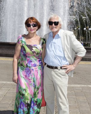 Yaşlı karı koca bir yürüyüşe