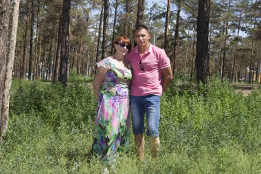 Genç adam annesi ile parkta