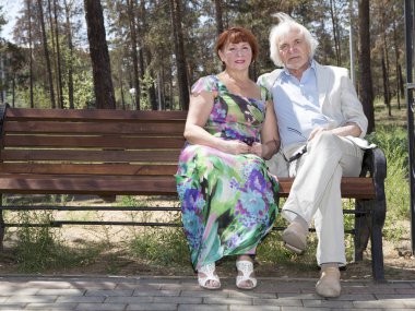 Yaşlı karı koca bir yürüyüşe