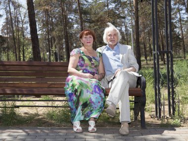 Yaşlı karı koca bir yürüyüşe