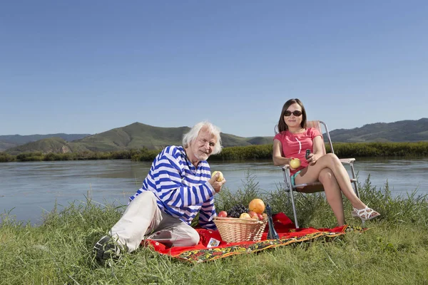 Glückliche Menschen picknicken draußen — Stockfoto