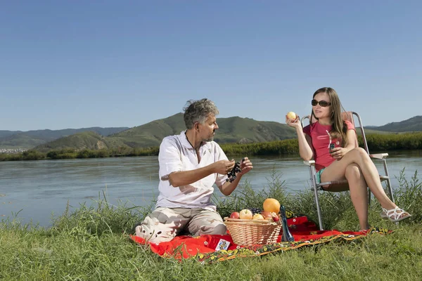 Glückliche Menschen picknicken draußen — Stockfoto