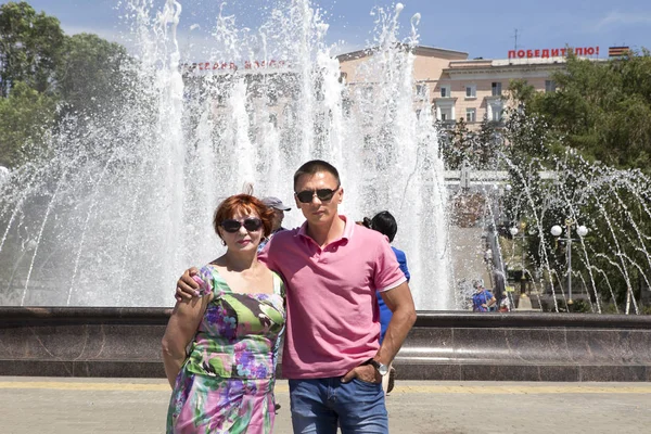 Il giovane nel parco con sua madre — Foto Stock