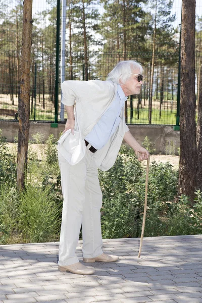 Um homem idoso com dor nas costas — Fotografia de Stock