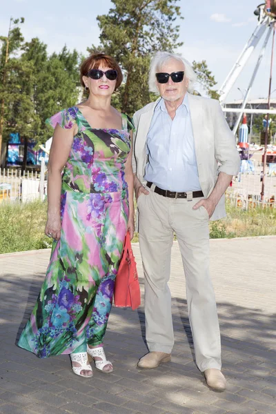 Anziani marito e moglie per una passeggiata — Foto Stock