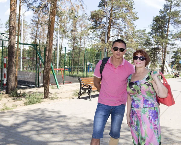 Den unge mannen i parken med sin mamma — Stockfoto