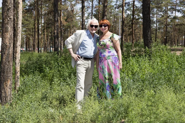 Idosos marido e mulher para uma caminhada — Fotografia de Stock