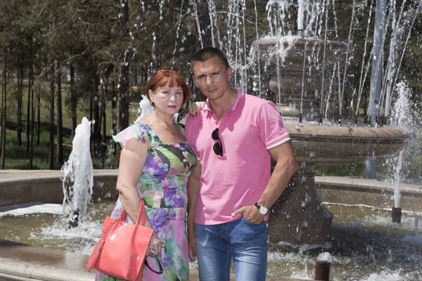 Il giovane nel parco con sua madre — Foto Stock