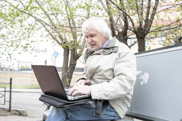 Senior benutzt Laptop im Freien — Stockfoto