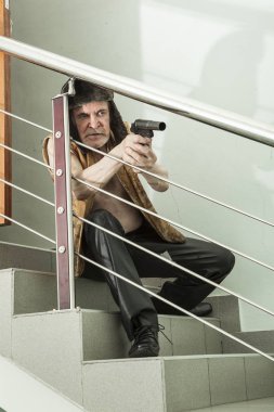 Acil durum merdivenlerde silahlı silahlı soyguncu