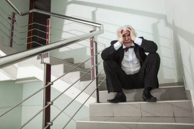 bir adam bir smokin metal merdiven