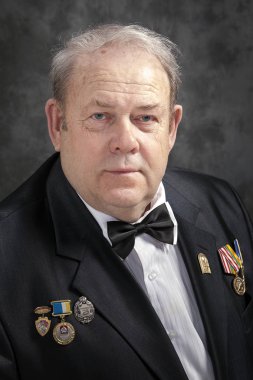 Akıllı iyi giyimli yaşlı işadamı