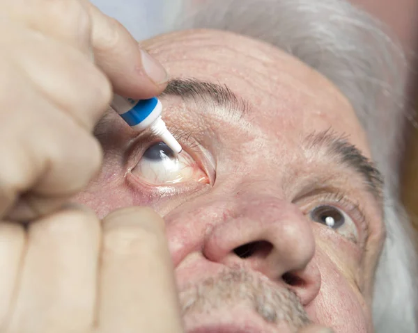 Eye disease treatment — Stock Photo, Image