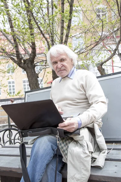 Senior benutzt Laptop im Freien — Stockfoto